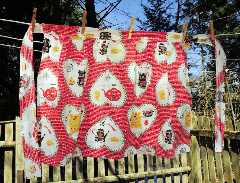 VTG 60/'s Heart Colonial Print Cotton Half Hostess Apron Kitchen Kettles Bricks Cups
