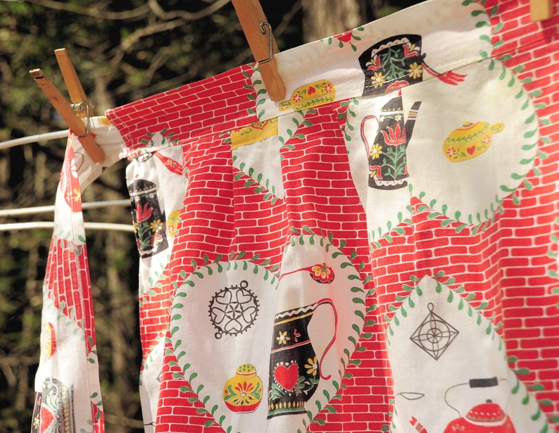 VTG 60/'s Heart Colonial Print Cotton Half Hostess Apron Kitchen Kettles Bricks Cups