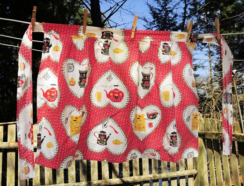 VTG 60/'s Heart Colonial Print Cotton Half Hostess Apron Kitchen Kettles Bricks Cups