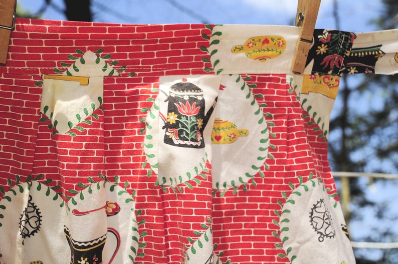 VTG 60/'s Heart Colonial Print Cotton Half Hostess Apron Kitchen Kettles Bricks Cups