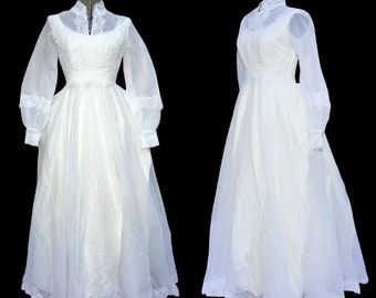 VTG 1980 / Illusion & Floral Lace White Wedding Gown with Chapel Train / 3 Layer Petticoat / Size XS