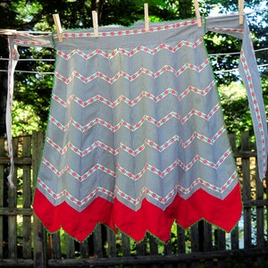 VTG 50&#39;s / Grey Cotton Zig Zag Paneled Hostess Apron / Sweetheart Waistband / Wide Red Hem