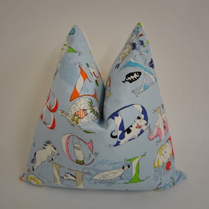 Sanderson – Alphabet Zoo – Pulverblau – Kinder Kissenbezug Dekokissen Designer Home Decor