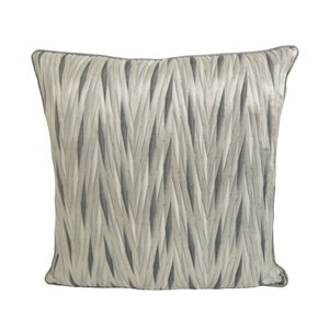 Puede incluir: Una almohada decorativa gris y blanca con un patrón tejido.