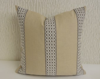 Clarke & Clarke - Lali - Pebble - Fantastiskt broderat kuddfodral med prydnadskudde, designerinredning