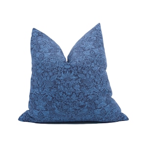 Liberty - Strawberry Meadow - blauw - moderne op aardbeiendief geïnspireerde kussenhoes - handgemaakt sierkussen - designer woondecoratie