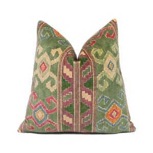 Funda de cojín geométrica inspirada en alfombra étnica, color morado, terciopelo nómada, color ciruela y verde, almohada hecha a mano, decoración del hogar de diseño