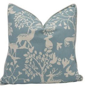 Clarke & Clarke x Studio G - Vilda - Azul hielo - Funda de cojín de diseño con una bonita escena de bosque - Cojín de lujo - Decoración del hogar hecha a mano