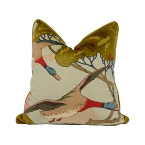 Mulberry - Flying Ducks Velvet - Sky - Federa per cuscino Art Déco con motivo Majestic Mallard Duck - Cuscino decorativo di lusso - Decorazione per la casa fatta a mano