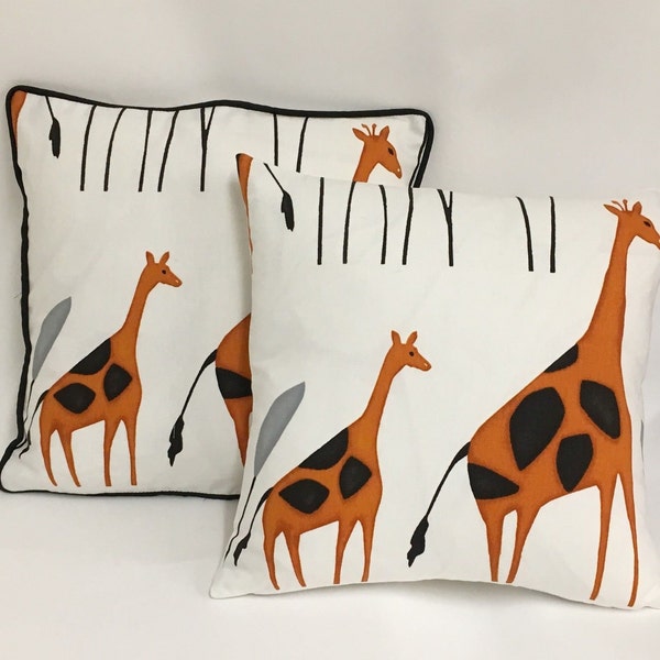 Textiles prestigieux - Geoffrey Giraffe Fabric - Option de housses contrastées piped ou Plain Cushion