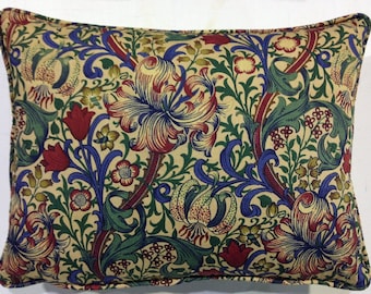 William Morris - Golden Lily Minor - Galleta/Índigo/Rojo - Funda de cojín decorativa de diseño para el hogar