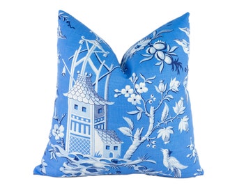 Thibaut - Pagoda Garden - Azul - Capa de Almofada com Design de Pagode em Estilo Chinoiserie do Extremo Oriente Antigo - Almofada Decorativa de Luxo - Decoração Artesanal para Casa