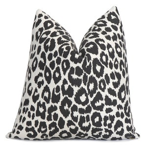 シューマッハ - アイコニックなヒョウ - グラファイト - シックな動物柄デザイナークッションカバー - 猫柄のクッションカバー - グレーホワイトの枕