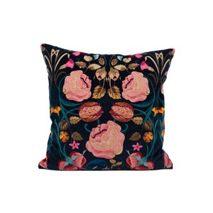 Temperley London x Romo - Bonita Samt - Rosa - Vivid Luxus Plüsch Samt Floral Designer Kissenbezug - Schwarz Rosa Blau Rose Kissen Bild 4