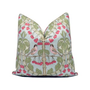 GP en J Baker - Birds & Cherries - Zachtblauw - Designer kussenhoes met charmante bloemenvogel - Luxe sierkussen - Handgemaakt interieur