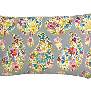 Voyage - Rafiya - Sea Thistle 18" x 12" - Funda de cojín con estampado floral Paisley maravillosamente colorido - Funda de cojín hecha a mano de diseñador para decoración del hogar