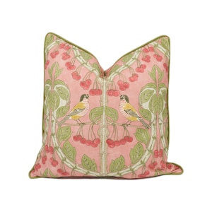 GPandJBaker–Birds&Cherries - koraal– kussenhoes – kussen met bloemenvogelprint – handgemaakt statementaccent – trendy koraalkleurige Cottagecore
