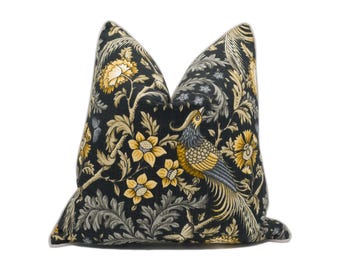 ILiv - Oakmere - Zafferano - Fodera per cuscino di design con motivo floreale tradizionale e audace di uccello - Cuscino decorativo di lusso - Decorazione per la casa fatta a mano