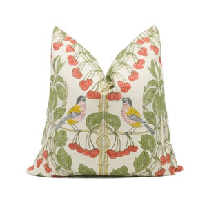 GP en J Baker - Birds & Cherries - rood/groen - charmante designkussenhoes met bloemenvogel - luxe sierkussen - handgemaakt interieur