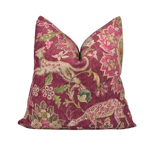 Funda de cojín de diseño Mulberry - Wild Things - Plum - Fantasy Flora & Fauna - Funda de almohada Mulberry - Cojín de lujo personalizado hecho a mano