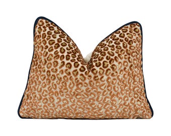 Colefax and Fowler - Wilde - Russet - Capa de Almofada de Veludo com Estampa Animal Glamorosa - Design Artesanal - Tons Ferrugem Vibrantes - Interiores de Luxo