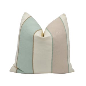 Colefax and Fowler - Callan Stripe - Aqua - Funda de cojín de diseño con rayas bordadas discretas - Almohada decorativa de lujo - Handmade Home