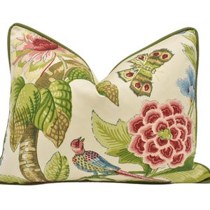 Schumacher - Cranley Garden - Document - Traditioneel romantisch Engelse flora en fauna designer kussenhoes - crèmegroen botanisch kussen