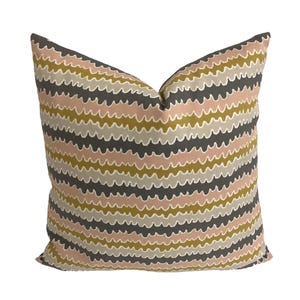 Funda de cojín de diseño con garabatos horizontales adorables - Scion - Hetsa - Parchment / Blush / Toffee - Cojín de lujo hecho a mano para decoración del hogar