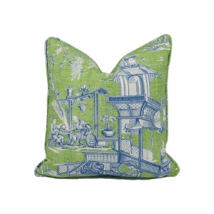 Op de afbeelding: Een groen kussen met een blauw en wit chinoiserie patroon. Het patroon toont een pagode, bomen en figuren.