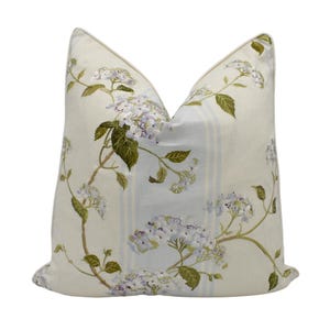 Colefax i Fowler - Summerby Linen - Bladoniebieski - Elegancka poszewka na poduszkę z haftem kwiatowym Hortensja - Kremowa poduszka w pastelowe niebieskie paski