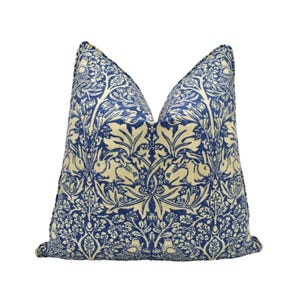 William Morris - Brer Kaninchen - Indigo / Pergament - Waldkaninchen Blau Kissenbezug - Englisches Landhaus Dekor Kulturerbe Dekokissen
