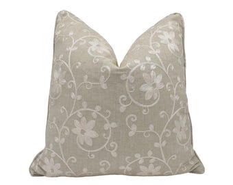 Clarke and Clarke - Ashley - Linne - Fantastiskt Preppy Chic Blommigt Broderat Kuddfodral - Beige Cream Broderad Designad Kudde