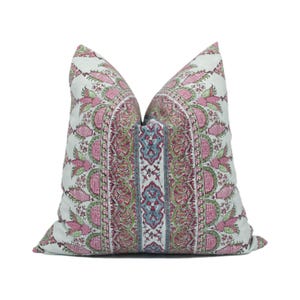 Puede incluir: Una almohada decorativa con un fondo azul claro y un patrón paisley rosa, verde y azul.
