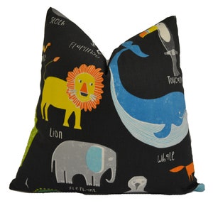 Scion - Animal Magic - Tutti Frutti / Blackboard - Funda de cojín con adorables animales del zoológico - Perfecta para la habitación de los niños o la guardería - Cojín decorativo
