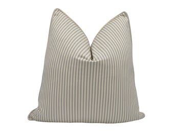 Ian Mankin - Ticking Stripe 1 - Mist - Traditionell Blau Gestreiftes Designer Kissen - Creme Herringbone Dekokissen - Custom Classic Stripy