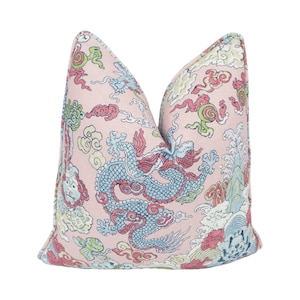 Schumacher - Magic Mountain Dragon - Blush - Funda de cojín con un diseño fantástico y exótico - Almohada decorativa hecha a mano - Decoración de lujo para el hogar