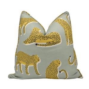 Scion - Lionel - Honey - Funda de cojín de diseño con un lindo gato león juguetón y confiado - Cojín de lujo hecho a mano para decoración del hogar, sofá esparcido
