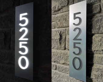 Maßgeschneiderte benutzerdefinierte LED-Hausnummer Schild - vertikal, 4 ""Zahlen, schwarze Zahlen auf Metallic Silber, Abenddämmerung bis Morgengrauen, 3D, kommerzielle Qualität."