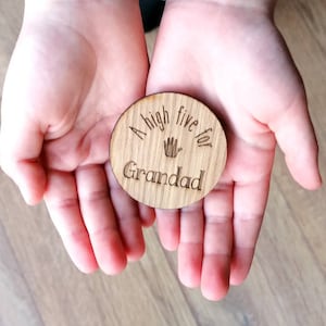 Un high five pour..... Cadeau de jeton de câlin en bois, cadeau spécial pour, vous manquez, un petit câlin de poche, cadeau d’isolement, un câlin pour quand je ne suis pas là