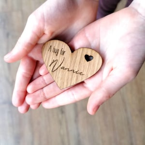 Eine Umarmung für Nannie, Herz Holz Umarmungsgeschenk, besonderes Geschenk, fehlt dir, ein kleines Taschengeschenk, Isolationsgeschenk, eine Umarmung für wenn ich nicht da bin