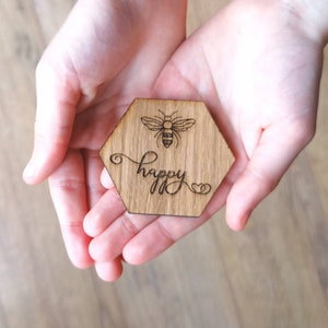 Bee Happy, Be Kind, Be Safe, Hölzerne Umarmung, Tokengeschenk, ich vermisse dich, eine kleine Taschenumarmung, ein Isolationsgeschenk, eine Umarmung, wenn ich nicht da bin