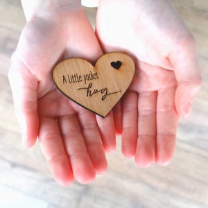 Un câlin pour..... Cadeau de jeton de câlin en bois de cœur, cadeau spécial, vous manquez, un petit câlin de poche, un cadeau d’isolement, un câlin pour quand je ne suis pas là