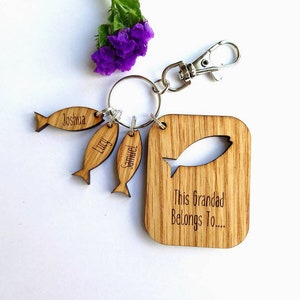 Personalisierter Fisch Schlüsselanhänger - Dieser Opa gehört zu .. - Angeln Schlüsselanhänger - Lasergravierte Eiche - Dad, Grandad, Pa, Pops, Opa, Daddy etc
