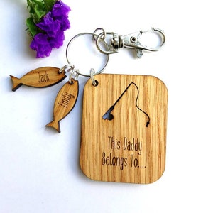 Angeln Schlüsselanhänger - Dieser Papa gehört dazu. - Personalisierte Angelstab Schlüsselanhänger - Lasergravierte Eiche - Papa, Oma, Pops, Opa, Papa etc