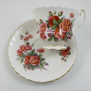 Royal Albert Tasse und Untertasse Centennial Rose Rosa Rot Rosenmuster Made in England