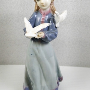 Spanish Figurine  Vintage  Girl Feeding Doves  Mallorca  8.5&quot; tall  Made in Spain
