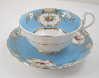 Xícara e pires Royal Albert Turquoise com desenho de flor e detalhes em dourado. Fabricado na Inglaterra, marca antiga, por volta de 1940.