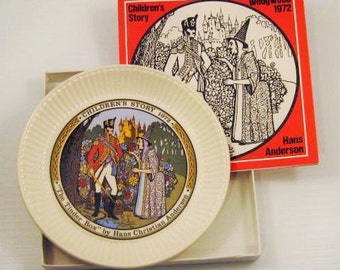 Wedgwood  Hans Christian Andersen Wedgwood  Child's  Nursery Plate  +  Story  Book    Made by Wedgwood England c1972