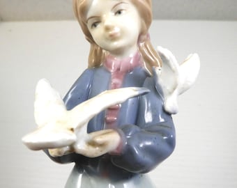 Spanish Figurine  Girl Feeding Doves  Vintage  Mallorca  8.5" tall  Made in Spain