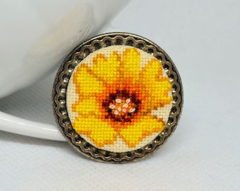 Broche de punto de cruz hecho a mano: joyería de lino bordada con flores amarillas